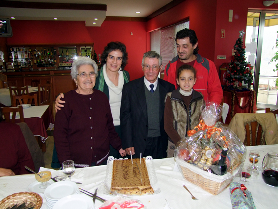 >77 anos de vida: Coral fez festa com Mário Costa