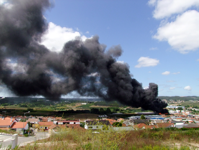 Incêndio destruiu armazém da Viplás na Golpilheira