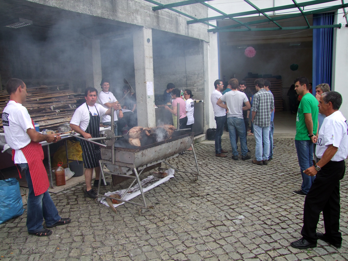Comissão de festas da Golpilheira organizou almoço de porco no espeto